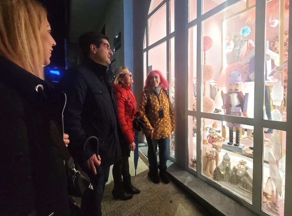 Imagen MARÍA PÁJARO CON “O QUEBRANOCES E O REI DOS RATOS” E FOTOGRAFÍA BERNABÉ CON “PINOCHO”, GAÑADORES DO CONCURSO DE ESCAPARATES DAS “ALDEAS...