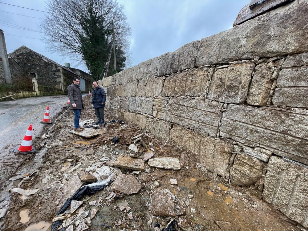 Imagen O GOBERNO EXECUTA A CONSTRUCIÓN DUN MURO EN REGOUFE QUE PERMITIRÁ ENSANCHAR O ACCESO A ESTE NÚCLEO DE MONEIXAS