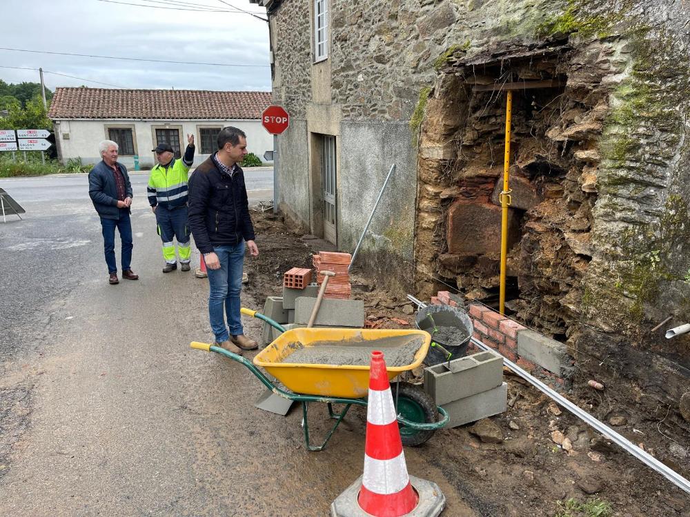 Imagen O CONCELLO ACOMETE O DESANCHE DA ESTRADA DE ACCESO A SANTISO DENDE A N525 COA RETIRADA DUN VELLO FORNO DE PAN E A REPOSICIÓN DA PAREDE DA...