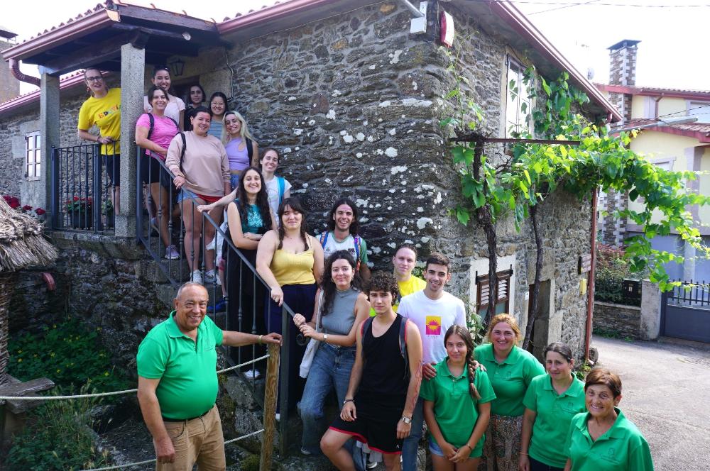 Imagen QUINCE MOZOS DE DISTINTOS PUNTOS DE ESPAÑA E DE GALICIA PARTICIPAN NO CAMPO DE TRABALLO “TRADICIÓN EN VERDE”