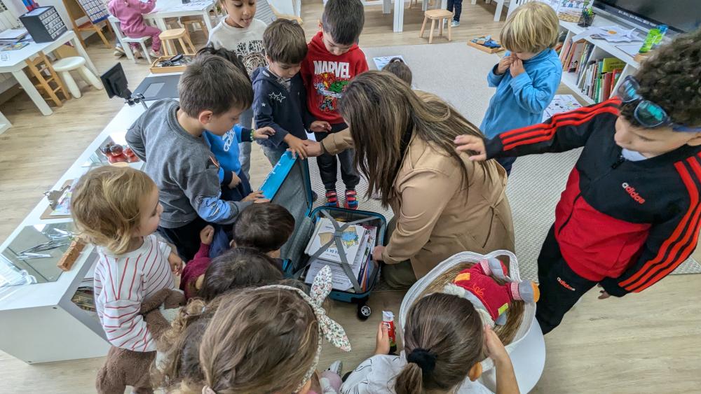 Imagen AS “MALETAS VIAXEIRAS” CHEGAN Á ESCOLA DE DONRAMIRO E SEGUIRÁN PERCORRENDO OS COLEXIOS LALINENSES EN OUTUBRO E NOVEMBRO