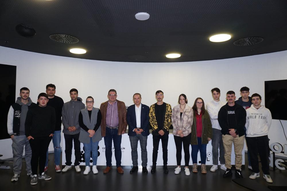 Imagen CRESPO RECIBIU HOXE AOS 10 ALUMNOS TRABALLADORES DO OBRADOIRO “AMOREA” E ANUNCIOU QUE EN DECEMBRO SE PON EN MARCHA O OBRADOIRO DUAL...