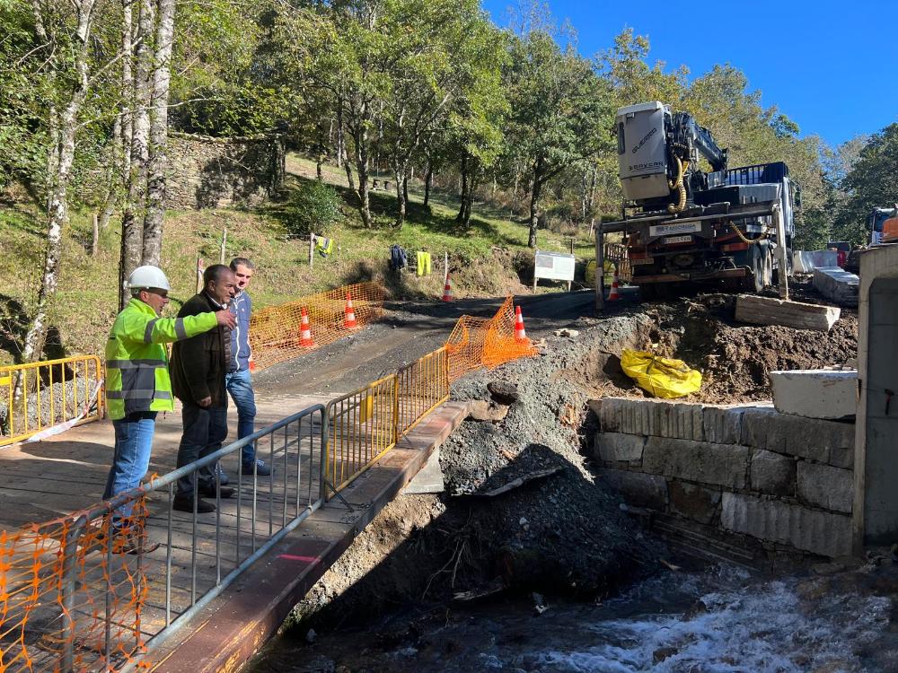 Imagen CRESPO VISITOU A OBRA DA PONTE DE ZOBRA QUE AVANZA A BO RITMO E XA TEN COLOCADA A ESTRUTURA DE SOPORTE